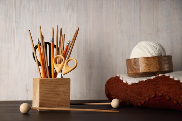 Set de croșetare și fire pe masă